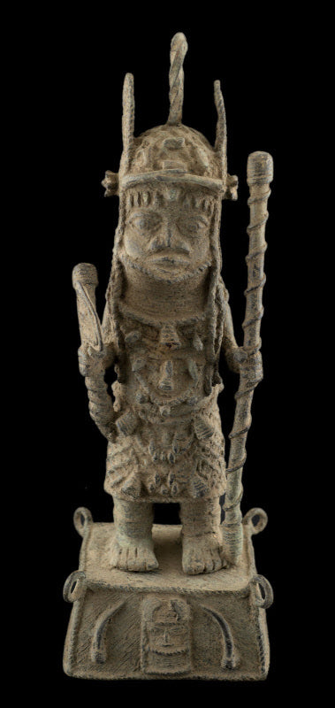 Statue africaine guerrier du Royaume du Bénin – Dignitaire Edo en bronze