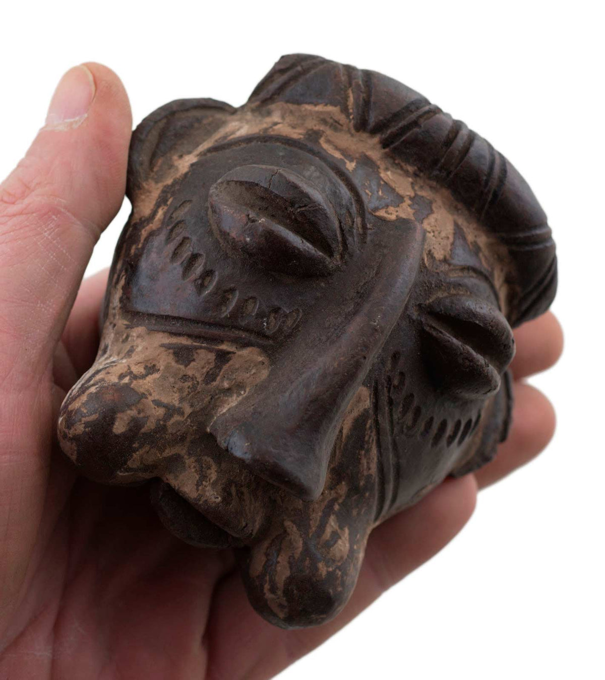 Masquette africaine votive Bamoun en terre cuite – masque passeport miniature