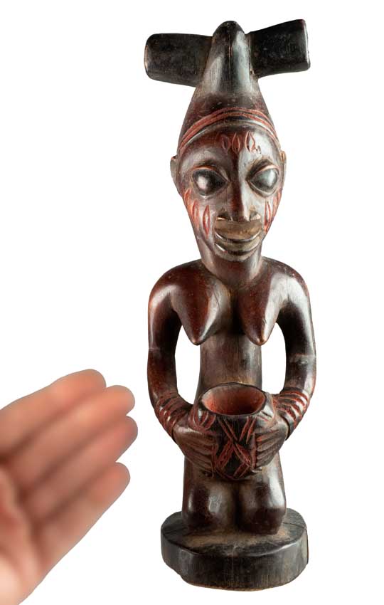 Porteuse de coupe Yoruba – Statue africaine en bois 30 cm