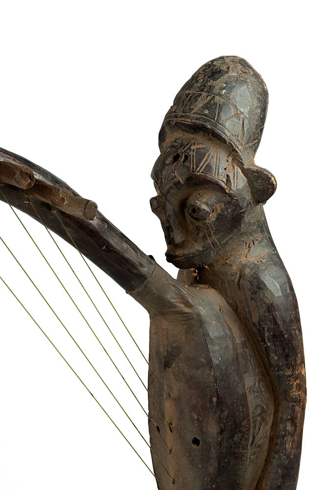 Ancienne harpe arquée africaine anthropomorphique – Instrument traditionnel en bois