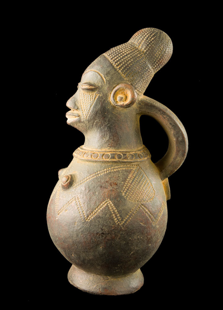 Jarre Mangbetu anthropomorphe en terre cuite – Maternité, RDC