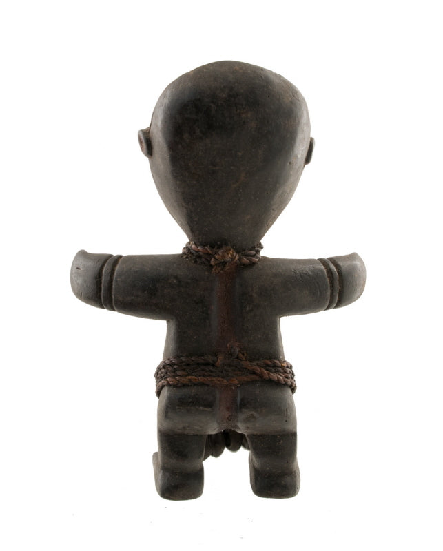 Statue féminine Mambila – Sculpture africaine en bois et pigments du Nigéria