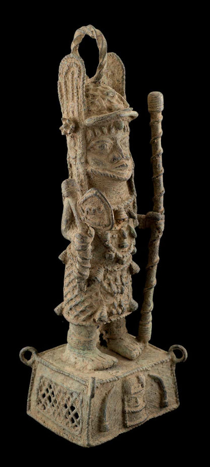 Statue africaine guerrier du Royaume du Bénin – Dignitaire Edo en bronze
