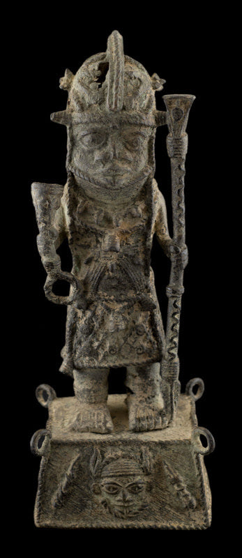 Statue africaine guerrier du Royaume du Bénin – Dignitaire Edo en bronze