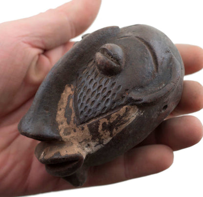 Masquette africaine votive Ibibio en terre cuite – masque passeport miniature