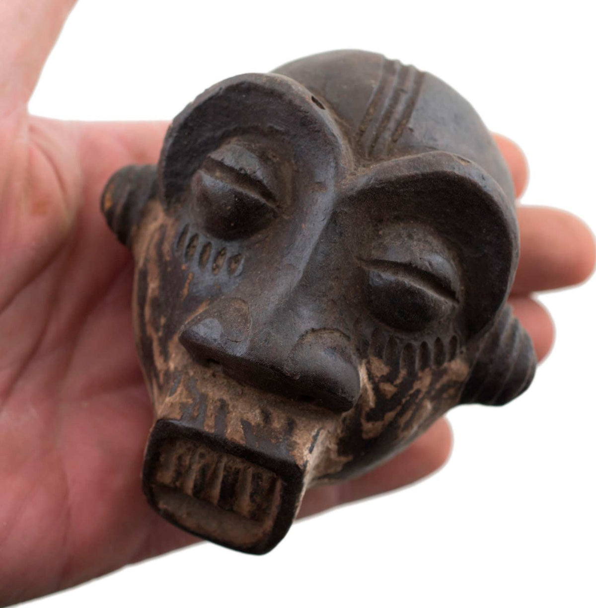 Masquette africaine votive Ibibio en terre cuite – masque passeport miniature