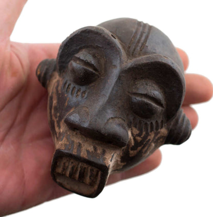 Masquette africaine votive Ibibio en terre cuite – masque passeport miniature