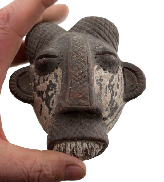 Masquette africaine votive Ibibio en terre cuite – masque passeport miniature