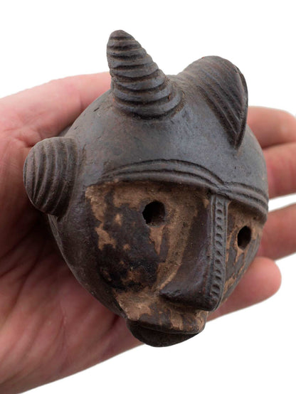 Masquette africaine votive Igbo en terre cuite – masque passeport miniature