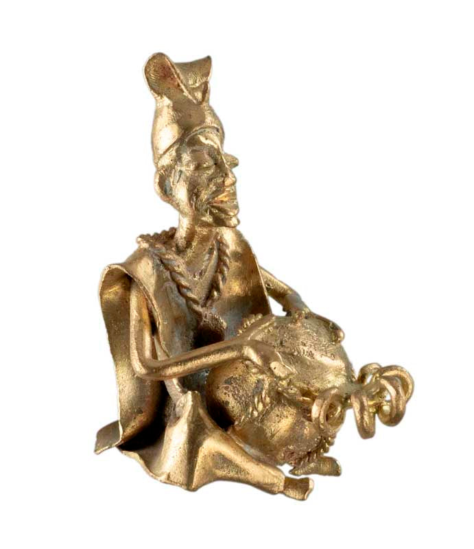 Statuette musicien joueur de calebasse en laiton – Côte d’Ivoire