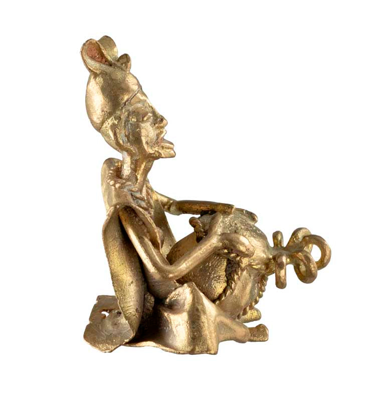 Statuette musicien joueur de calebasse en laiton – Côte d’Ivoire