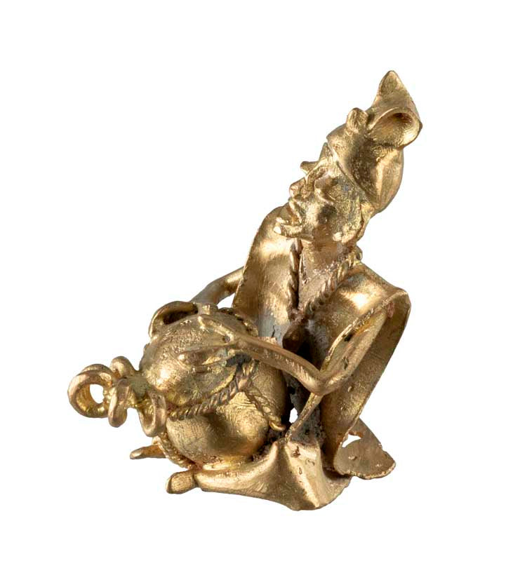 Statuette musicien joueur de calebasse en laiton – Côte d’Ivoire