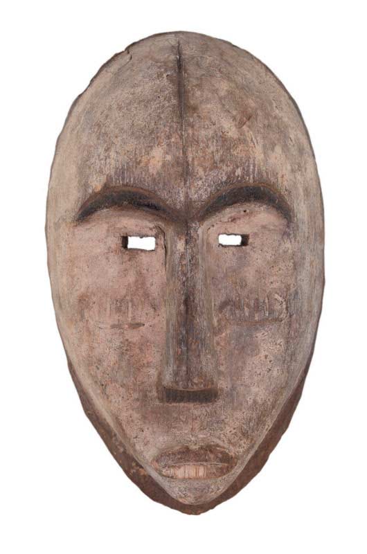 Masque africain Fang Ngil du Gabon en bois et kaolin