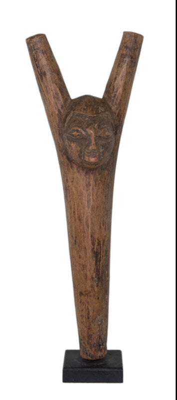 Potomowaka Lobi – Lance-pierre en bois sur socle du Burkina Faso