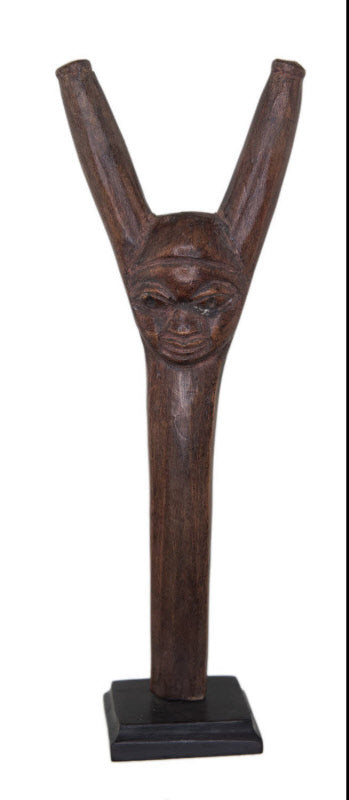 Potomo Waka Baoulé – Lance-pierre en bois sur socle de Côte d’Ivoire