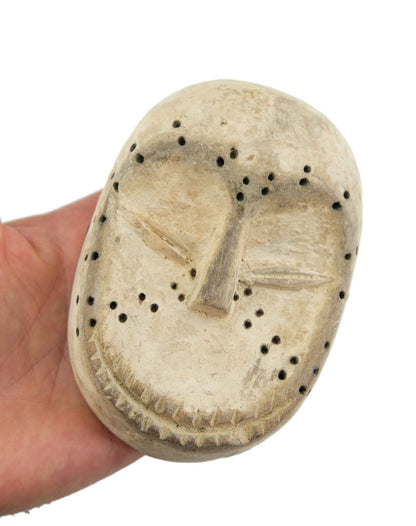 Masque passeport Vuvi – Masquette africaine en bois et pigments 14 cm