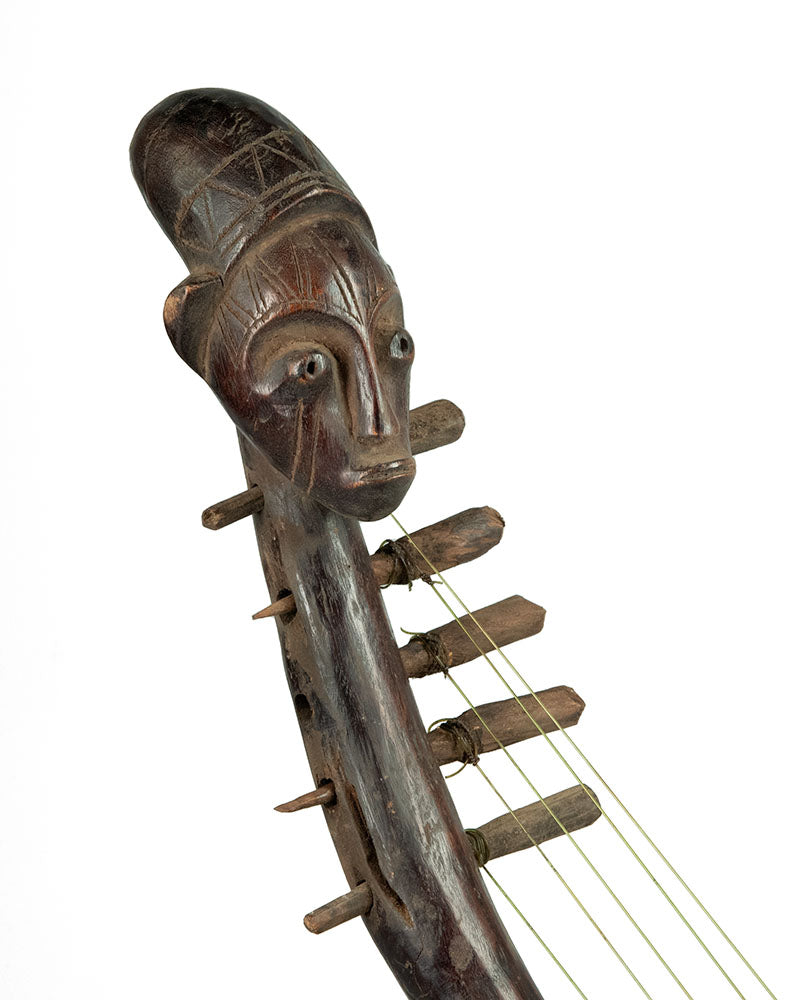 Ancienne harpe arquée africaine anthropomorphique – Instrument traditionnel en bois
