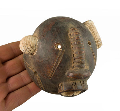 Masquette africaine votive en terre cuite – masque passeport miniature