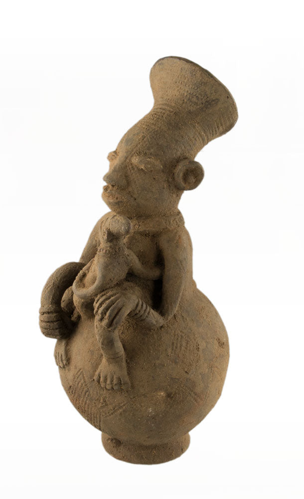 Jarre Mangbetu anthropomorphe en terre cuite – Maternité, RDC
