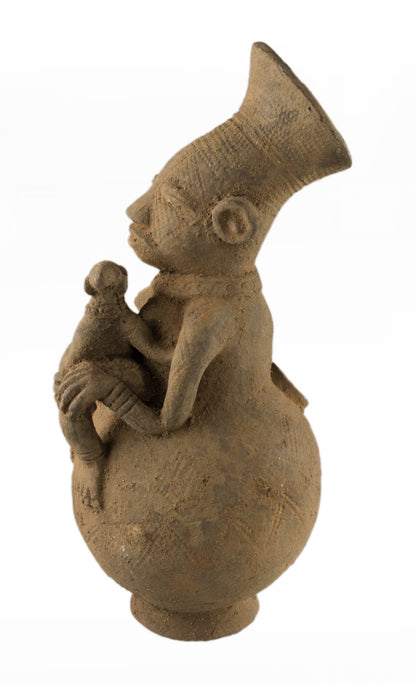Jarre Mangbetu anthropomorphe en terre cuite – Maternité, RDC