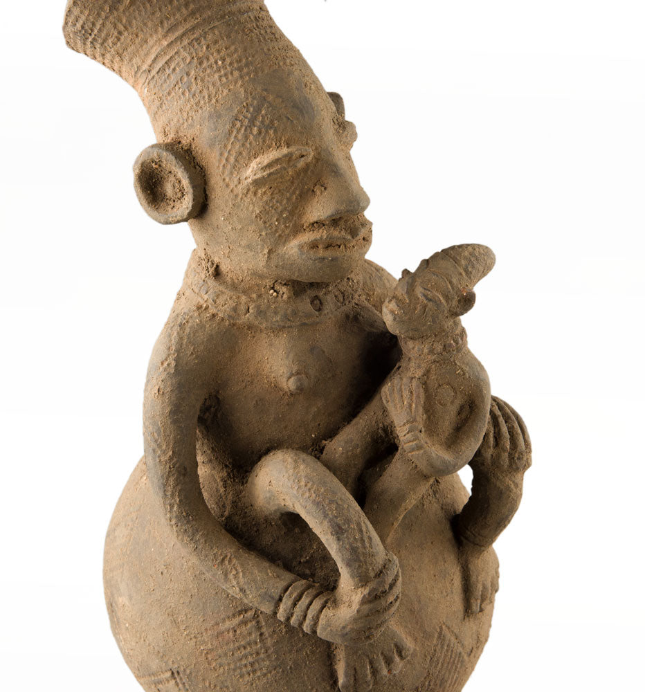 Jarre Mangbetu anthropomorphe en terre cuite – Maternité, RDC