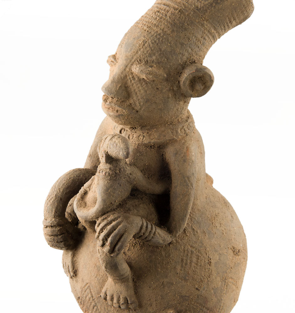 Jarre Mangbetu anthropomorphe en terre cuite – Maternité, RDC