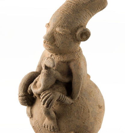 Jarre Mangbetu anthropomorphe en terre cuite – Maternité, RDC