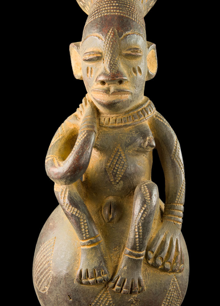Jarre Mangbetu anthropomorphe en terre cuite – Maternité, RDC