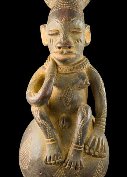 Jarre Mangbetu anthropomorphe en terre cuite – Maternité, RDC
