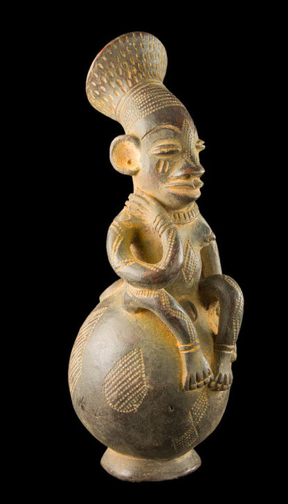 Jarre Mangbetu anthropomorphe en terre cuite – Maternité, RDC