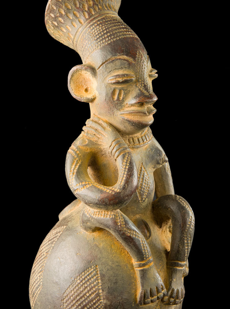 Jarre Mangbetu anthropomorphe en terre cuite – Maternité, RDC