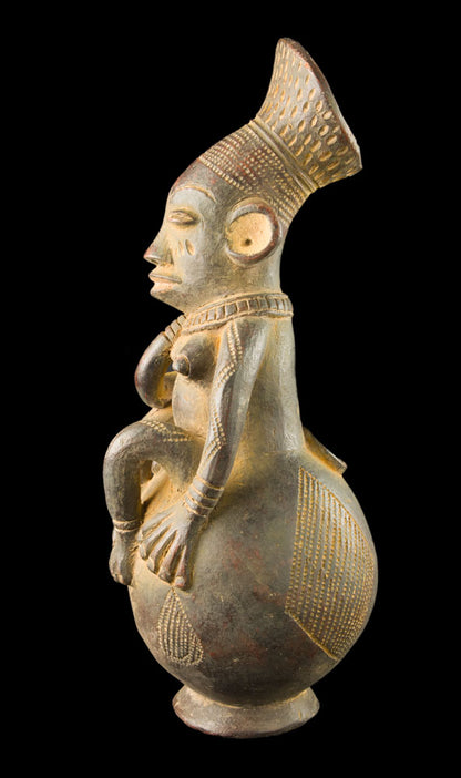 Jarre Mangbetu anthropomorphe en terre cuite – Maternité, RDC