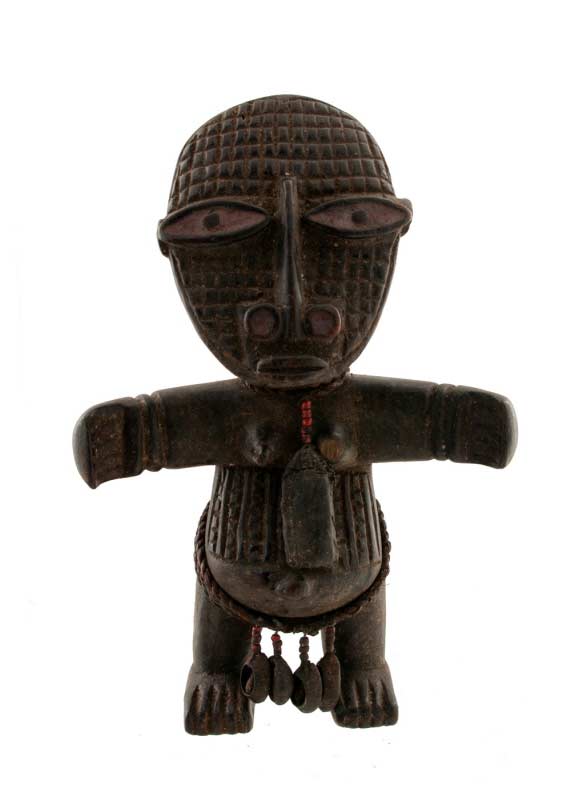Statue féminine Mambila – Sculpture africaine en bois et pigments du Nigéria