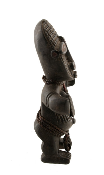 Statue féminine Mambila – Sculpture africaine en bois et pigments du Nigéria